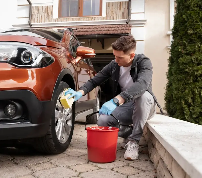 Lavage auto à domicile Saint-Crépin-et-Carlucet : professionnel intervenant sur un véhicule